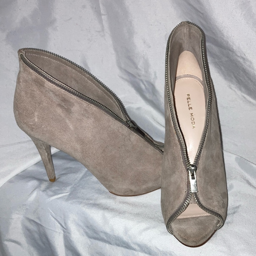 Pelle Moda Tan Zippered Peep-Toe Heels